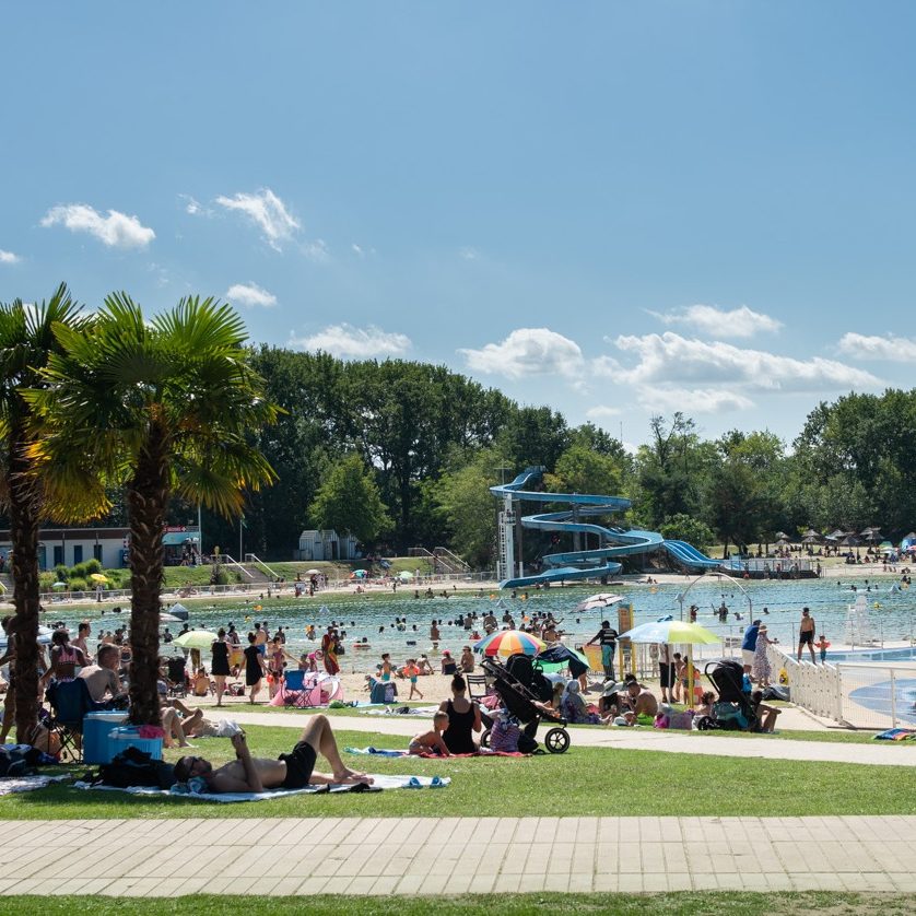 Île de loisirs Cergy-Pontoise near Paris is a lake with summer activities